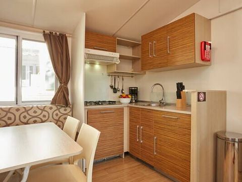 MOBILHOME 4 personnes - Mobil-home | Classic | 2 Ch. | 4 Pers. | Terrasse surélevée | 2 SDB | Clim. | TV
