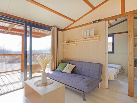 MOBILHOME 7 personnes - Gamme FAMILY Chalet PORTLAND- Grande baie vitrée pour accéder à la terrasse : luminosité garantie!