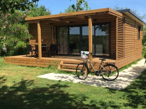 MOBILHOME 7 personnes - Gamme FAMILY Chalet PORTLAND- Grande baie vitrée pour accéder à la terrasse : luminosité garantie!