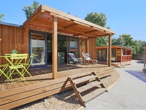 MOBILHOME 7 personnes - Gamme FAMILY Chalet PORTLAND- Grande baie vitrée pour accéder à la terrasse : luminosité garantie!