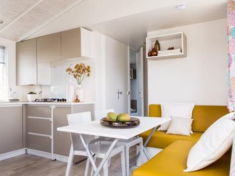 Mobilhome 6 personnes - Loggia - 3 chambres - Terrasse couverte et pouvant se fermer grâce aux baies coulissantes