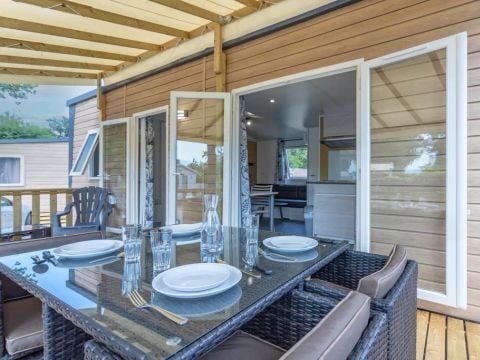 MOBILHOME 6 personnes - Mobil-home | Premium | 3 Ch. | 6 Pers. | Terrasse surélevée | 2 SDB | Clim. | TV