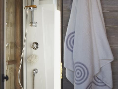 TENTE TOILE ET BOIS 4 personnes - Cabane Lodge Bois sur pilotis STANDARD 38m² (2 chambres) dont terrasse couverte de 8m²