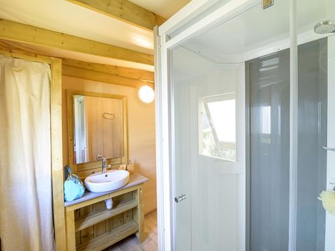 TENTE TOILE ET BOIS 4 personnes - Cabane Lodge Cosyflower PREMIUM 38m² (2 chambres) dont terrasse couverte 10m² + TV + draps inclus