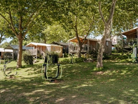 TENTE TOILE ET BOIS 4 personnes - Cabane Lodge Cosyflower PREMIUM 38m² (2 chambres) dont terrasse couverte 10m² + TV + draps inclus