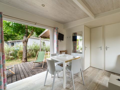 Mobilhome 6 personnes - Homeflower Premium 31m² - 3 chambres + terrasse semi-couverte + lave-vaisselle + TV 6 pers