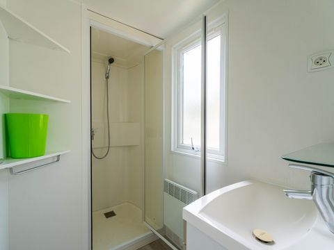 Mobilhome 6 personnes - Homeflower Premium 31m² - 3 chambres + terrasse semi-couverte + lave-vaisselle + TV 6 pers