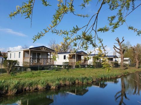 MOBILHOME 4 personnes - Mobil Home Premium 25m² - 2 chambres + terrasse couverte + TV + Lave-vaisselle 2/4 pers
