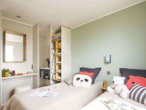 Mobilhome 4 personnes - Mobil-home ORANGER Premium 33m2 (2 chambres) terrasse couverte 19m2- 2 SDB + LV + TV + Climatisation 1/5 pers