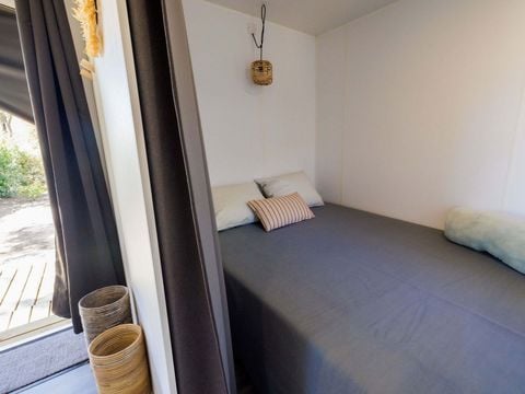 Tente en toile et en bois 4 personnes - Ecrin Cocoon Insolite 16m² (sans sanitaires) 2 chambres + Terrasse couverte 14 m²+ TV + Coin Cuisine 4 pers