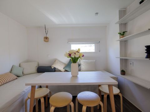 Tente en toile et en bois 4 personnes - Ecrin Cocoon Insolite 16m² (sans sanitaires) 2 chambres + Terrasse couverte 14 m²+ TV + Coin Cuisine 4 pers