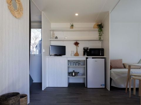 Tente en toile et en bois 4 personnes - Ecrin Cocoon Insolite 16m² (sans sanitaires) 2 chambres + Terrasse couverte 14 m²+ TV + Coin Cuisine 4 pers