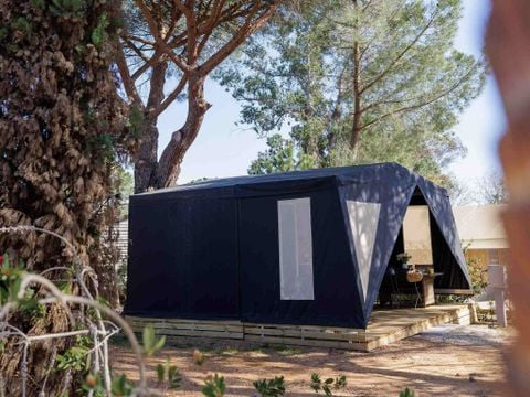 Tente en toile et en bois 4 personnes - Ecrin Cocoon Insolite 16m² (sans sanitaires) 2 chambres + Terrasse couverte 14 m²+ TV + Coin Cuisine 4 pers