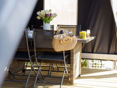 Tente en toile et en bois 4 personnes - Ecrin Cocoon Insolite 16m² (sans sanitaires) 2 chambres + Terrasse couverte 14 m²+ TV + Coin Cuisine 4 pers