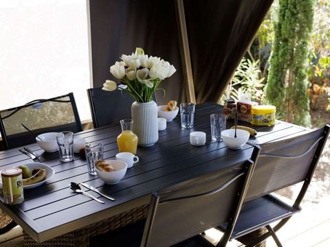 Tente en toile et en bois 4 personnes - Ecrin Cocoon Insolite 16m² (sans sanitaires) 2 chambres + Terrasse couverte 14 m²+ TV + Coin Cuisine 4 pers