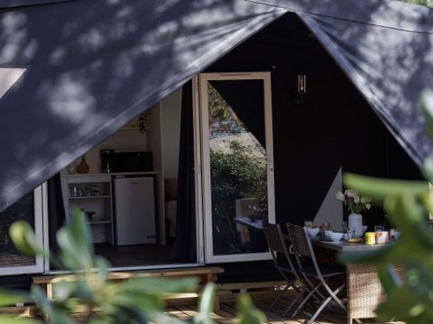 Tente en toile et en bois 4 personnes - Ecrin Cocoon Insolite 16m² (sans sanitaires) 2 chambres + Terrasse couverte 14 m²+ TV + Coin Cuisine 4 pers