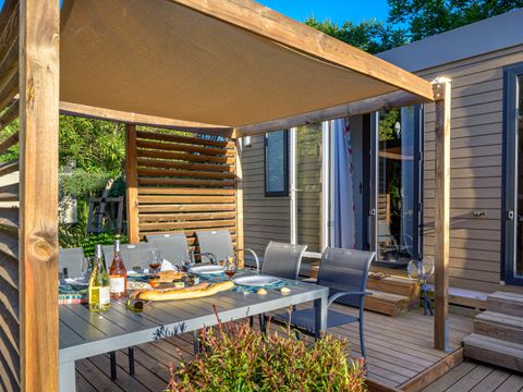 Mobilhome 6 personnes - Mobil-home LAURIER ROSE Premium (3 chambres) 33m2 - terrasse couverte 19m2+ LV + TV + Climatisation 1/7 pers