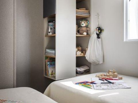 Mobilhome 6 personnes - Mobil-home LAURIER ROSE Premium (3 chambres) 33m2 - terrasse couverte 19m2+ LV + TV + Climatisation 1/7 pers