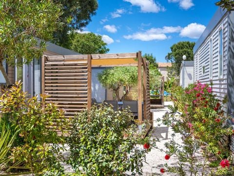 Flower Camping Le Mas de Mourgues - Camping Gard - Image N°0