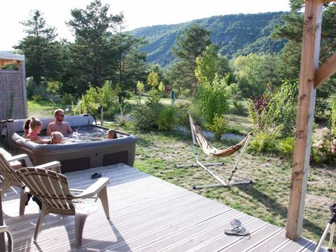 CHALET 4 personnes - Luxe jacuzzi, barbecue, son hifi
