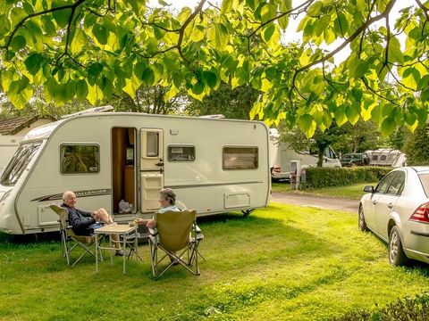 Emplacement - Forfait Confort : 1 voiture -1 tente, caravane ou camping-car + électricité 8A