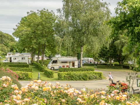 Emplacement - Forfait Confort : 1 voiture -1 tente, caravane ou camping-car + électricité 8A