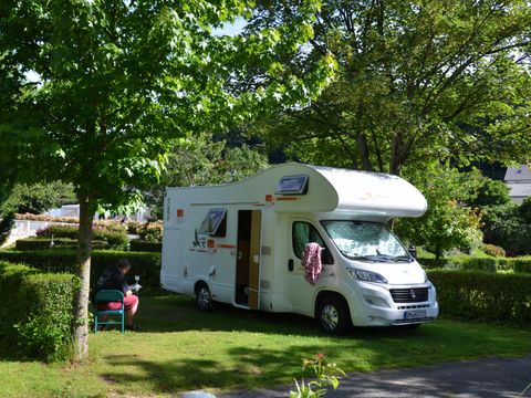 Emplacement - Forfait Confort : 1 voiture -1 tente, caravane ou camping-car + électricité 8A