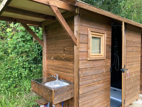Emplacement - Forfait confort PREMIUM : 1 voiture + 1 tente, caravane ou camping-car avec sanitaire individuel