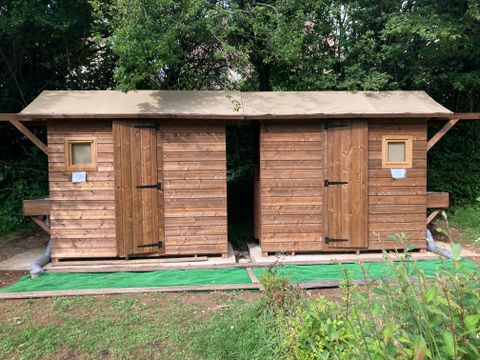 Emplacement - Forfait confort PREMIUM : 1 voiture + 1 tente, caravane ou camping-car avec sanitaire individuel