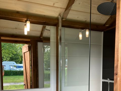 Emplacement - Forfait confort PREMIUM : 1 voiture + 1 tente, caravane ou camping-car avec sanitaire individuel