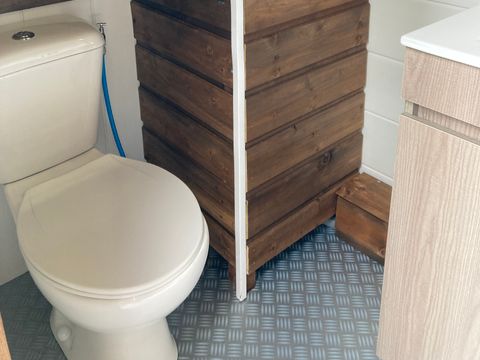 Emplacement - Forfait confort PREMIUM : 1 voiture + 1 tente, caravane ou camping-car avec sanitaire individuel