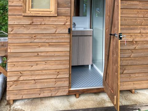 Emplacement - Forfait confort PREMIUM : 1 voiture + 1 tente, caravane ou camping-car avec sanitaire individuel