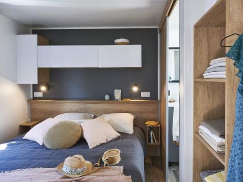 MOBILHOME 6 personnes - exclusif, climatisation, wifi, 3 chambres, 2 salles de bain, 6 personnes dans village western