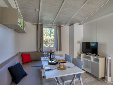 MOBILHOME 4 personnes - Mobil-home Confort 30m² (2 chambres) - terrasse couverte 13m² + TV 4 pers.