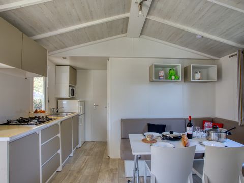 MOBILHOME 4 personnes - Mobil-home Confort 30m² (2 chambres) - terrasse couverte 13m² + TV 4 pers.