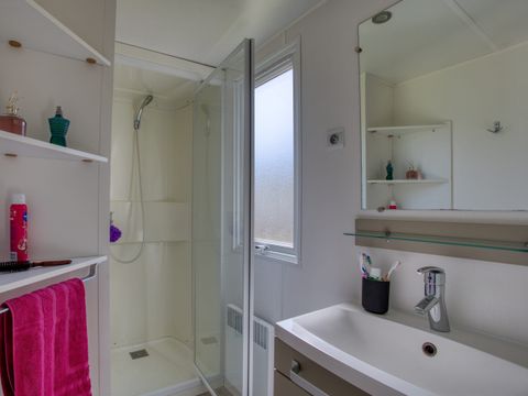 MOBILHOME 4 personnes - Mobil-home Confort 30m² (2 chambres) - terrasse couverte 13m² + TV 4 pers.