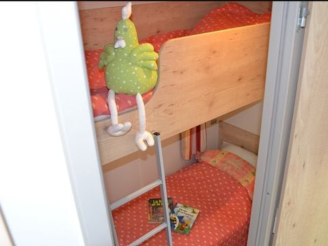 HÉBERGEMENT INSOLITE 4 personnes - Roulotte Standard 20m² (2 chambres) - salon de jardin 4 pers.