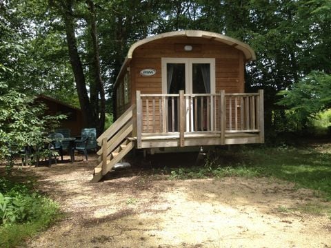 HÉBERGEMENT INSOLITE 4 personnes - Roulotte Standard 20m² (2 chambres) - salon de jardin 4 pers.