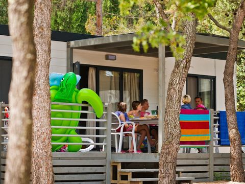 MOBILHOME 6 personnes - Premium | 3 Ch. | 6 Pers. | Terrasse surélevée | Clim. | TV