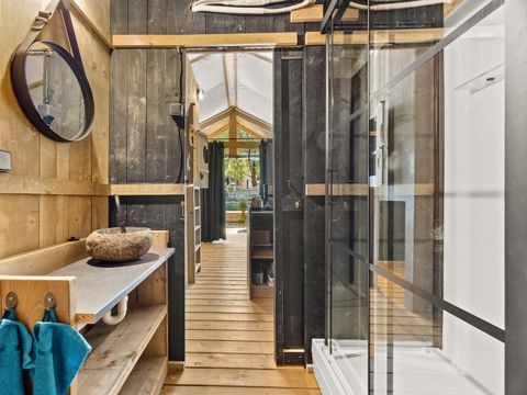 Tente en toile et en bois 5 personnes - Valkanela - Tente Safari Bella Vista + sanitaires + air conditionné (8P)
