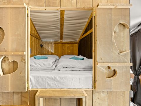 Tente en toile et en bois 5 personnes - Valkanela - Tente Safari Bella Vista + sanitaires + air conditionné (8P)