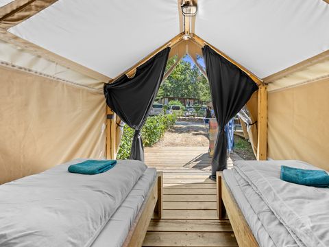 Tente en toile et en bois 5 personnes - Valkanela - Tente Safari Bella Vista + sanitaires + air conditionné (8P)