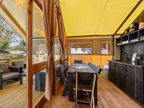 Tente en toile et en bois 5 personnes - Valkanela - Tente Safari Bella Vista + sanitaires + air conditionné (8P)