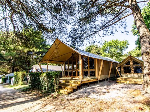 Tente en toile et en bois 5 personnes - Valkanela - Tente Safari Bella Vista + sanitaires + air conditionné (8P)