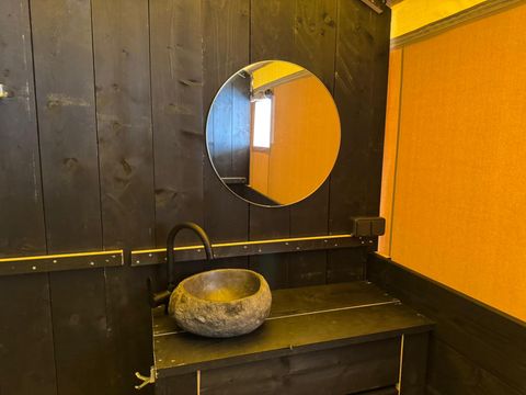 Tente en toile et en bois 5 personnes - Valkanela - Tente Safari Bella Vista + sanitaires + air conditionné (8P)
