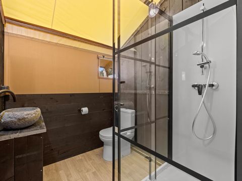 Tente en toile et en bois 5 personnes - Valkanela - Tente Safari Bella Vista + sanitaires + air conditionné (8P)