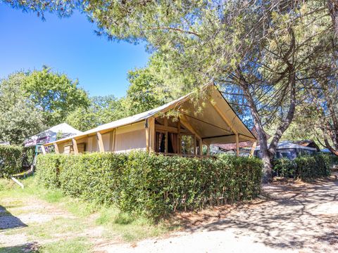 Tente en toile et en bois 5 personnes - Valkanela - Tente Safari Bella Vista + sanitaires + air conditionné (8P)