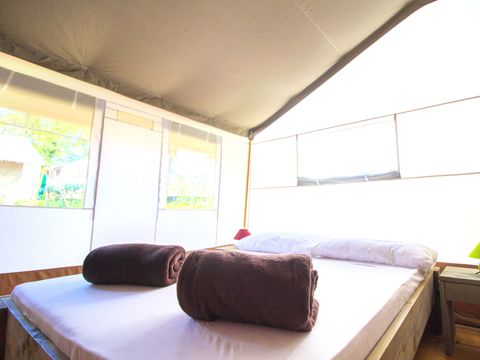 Tente en toile et en bois 5 personnes - Valkanela - Tente safari + sanitaires + climatisation (5P)