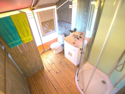Tente en toile et en bois 5 personnes - Valkanela - Tente safari + sanitaires + climatisation (5P)