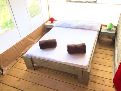Tente en toile et en bois 5 personnes - Valkanela - Tente safari + sanitaires + climatisation (5P)